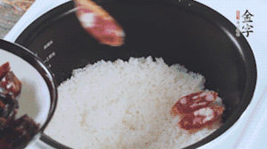 開蓋觀察飯，水微微收干，放入切好的金字香腸、醬肉、醬肉香腸。