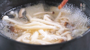 依次放火腿、豆腐，加水大火燒開(kāi)，小火燉煮20分鐘，出鍋前撒上蔥花即可。