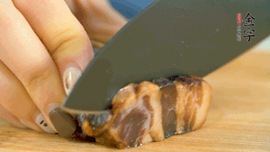 金字風(fēng)味醬肉切成片，上鍋蒸15分鐘。