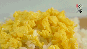 將雞蛋碎、西蘭花碎和放涼的米飯混合，用少許鹽、橄欖油調(diào)味。