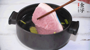 整塊豬肉，加蔥、姜片、料酒焯水。