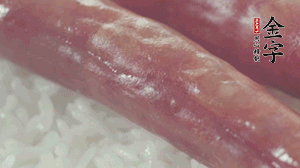 關(guān)上蓋子，煮到米飯露出時。