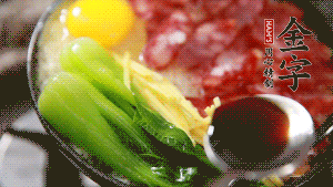 小火繼續(xù)燜，聞到米飯焦香關(guān)火繼續(xù)燜2分鐘。（微微的火力讓米飯和香腸融為一體，滋味互相滲透，又不至于讓米飯成熟太快而導(dǎo)致煳底。）