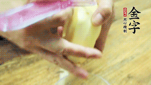 將食材洗凈，茄子、土豆切滾刀塊。
