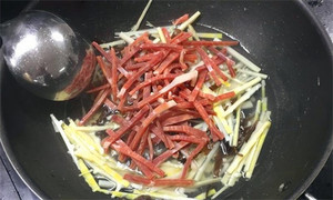 火腿絲、筍絲、黑木耳絲汆水后，瀝干。