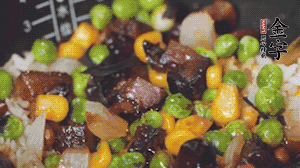 出鍋前加蠔油、生抽調(diào)味，撒點(diǎn)熟白芝麻即可。