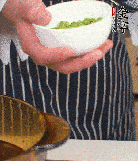 胡蘿卜、豌豆和干花菇焯水。