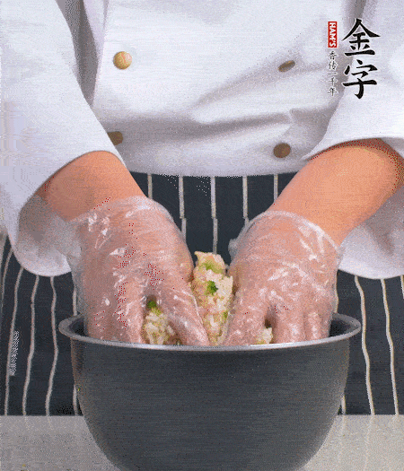 米飯中放西蘭花碎、咸肉丁，加少許黑胡椒、十來滴橄欖油拌勻。