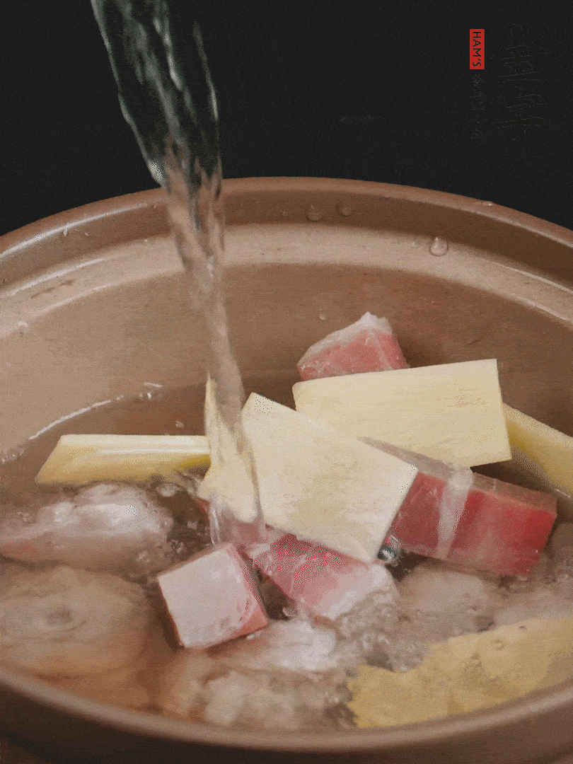 雞塊、火腿、姜片加適量料酒、清水燉80分鐘。