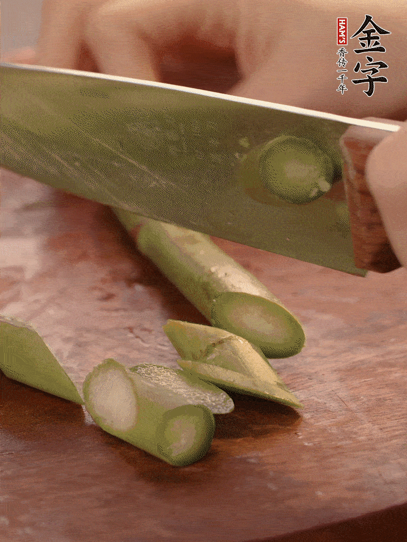 蘆筍去掉底部老的部分，斜切成段。白玉菇去掉根部，日本豆腐切成圓厚片。