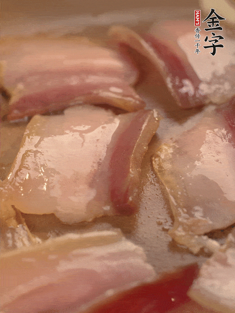 鍋中熱油煸香大蒜、咸肉。
