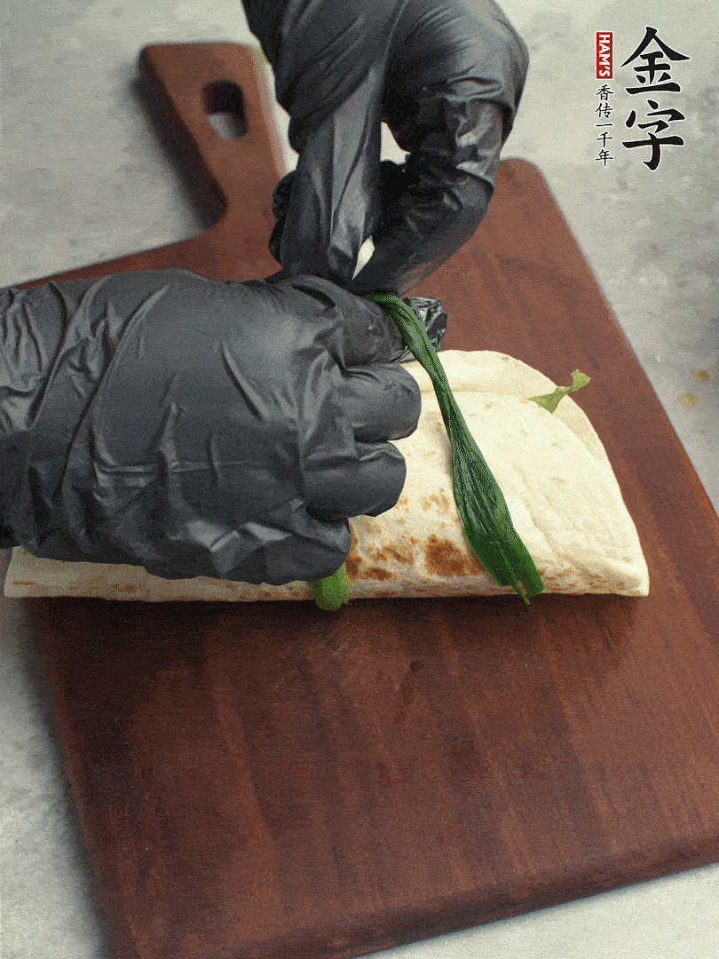 用焯過水的小蔥打結(jié)。
