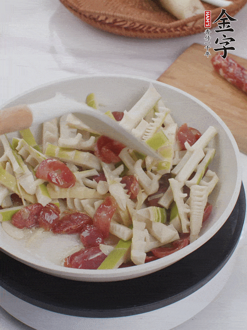 下春筍翻炒均勻，一小撮鹽調(diào)味。