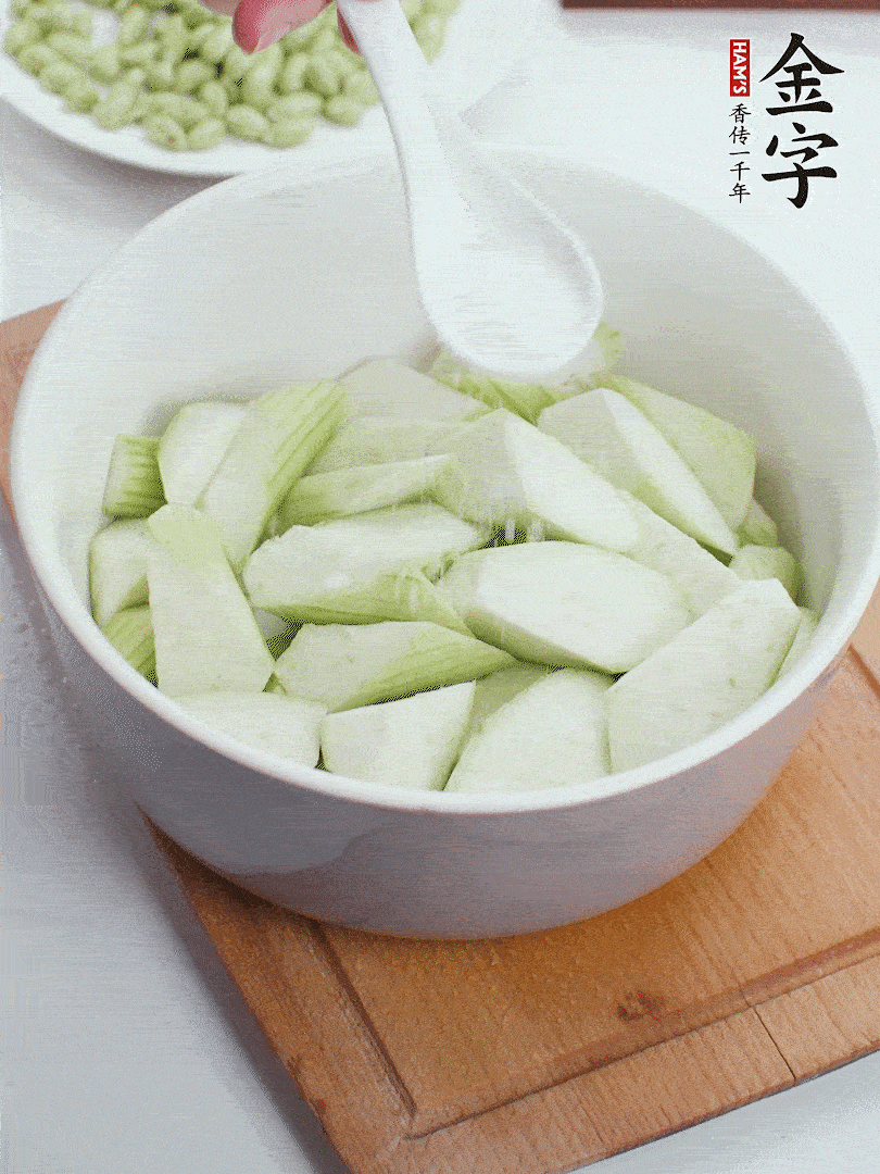 水中加1勺鹽浸泡，防止變黑。