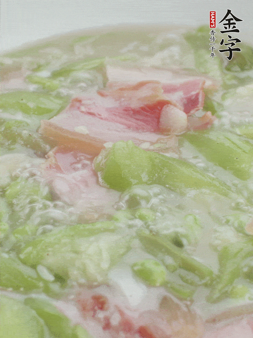 加一點熱水、白胡椒粉、雞精翻炒1分鐘。