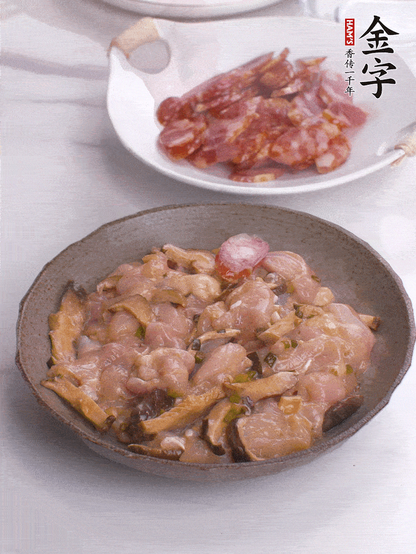 腌制后，雞肉中加淀粉1勺，頂部碼上香腸片。