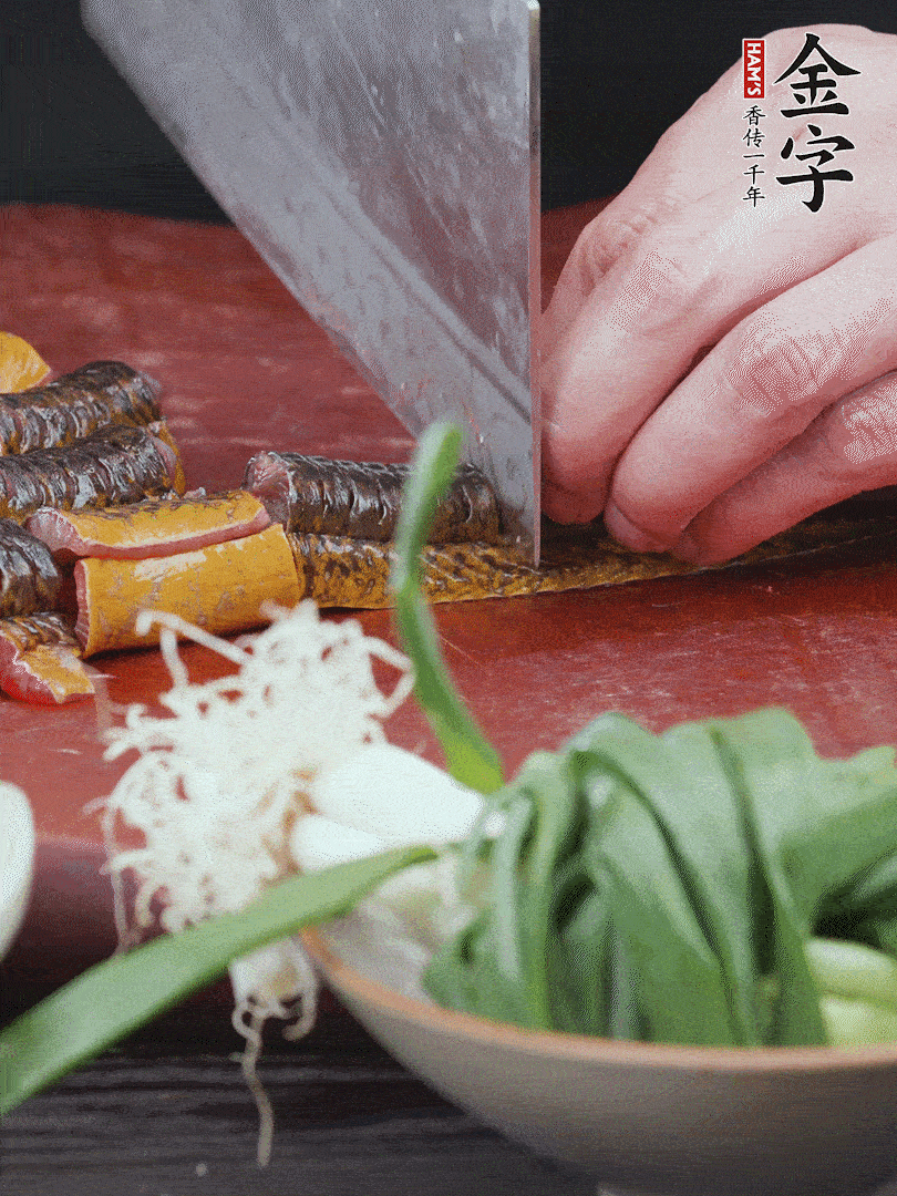 黃鱔去內(nèi)臟洗凈，切花刀斬段。沸水下鍋，加黃酒焯水去血沫。