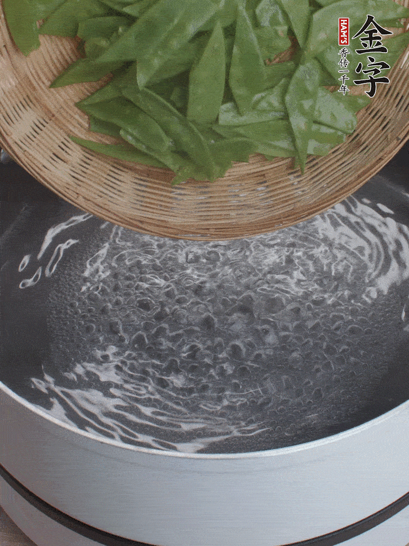 甜豆莢撕掉老筋，斜切兩半，焯水1分鐘。