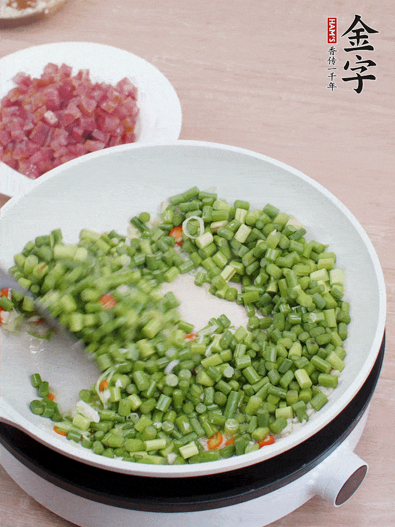 下蒜苔丁、一點鹽翻炒。