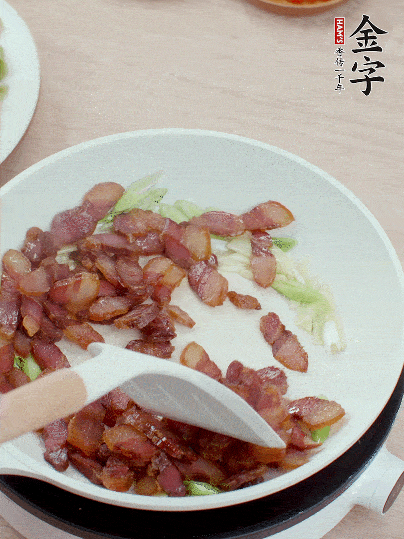 鍋中少許油，姜、蒜白爆香，下臘肉煸出油脂。