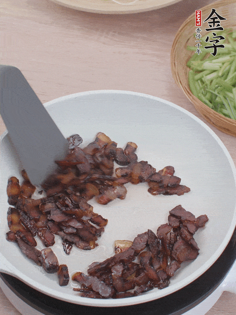 起鍋熱油，煸香醬油肉。