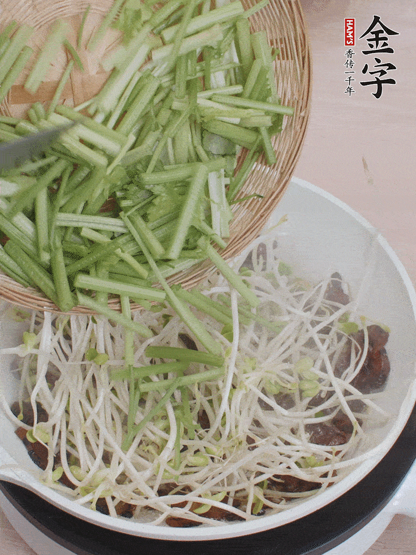 下豆芽、香芹翻炒均勻。
