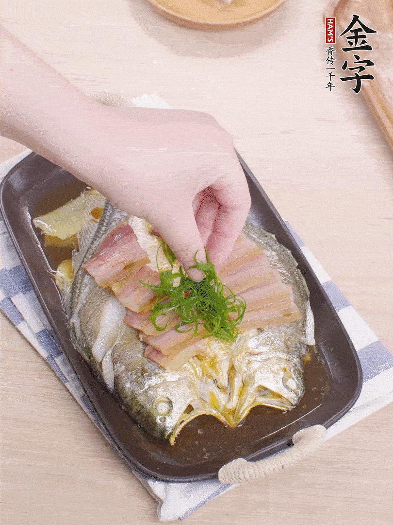 取出姜蔥，淋2勺蒸魚豉油，擺蔥絲。
