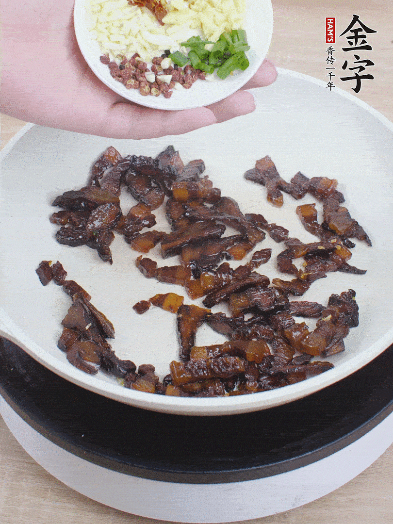下蔥姜蒜、干辣椒、花椒粒炒香。
