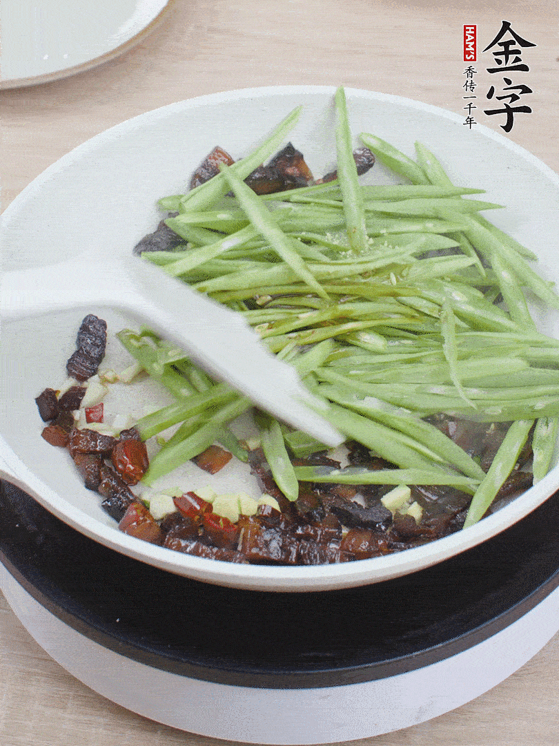 下豆角，生抽、雞精調味，炒到斷生。