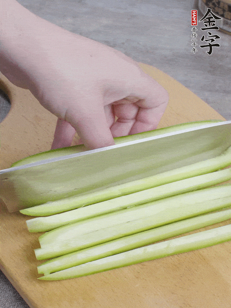 西葫蘆對半切，去瓤切條。