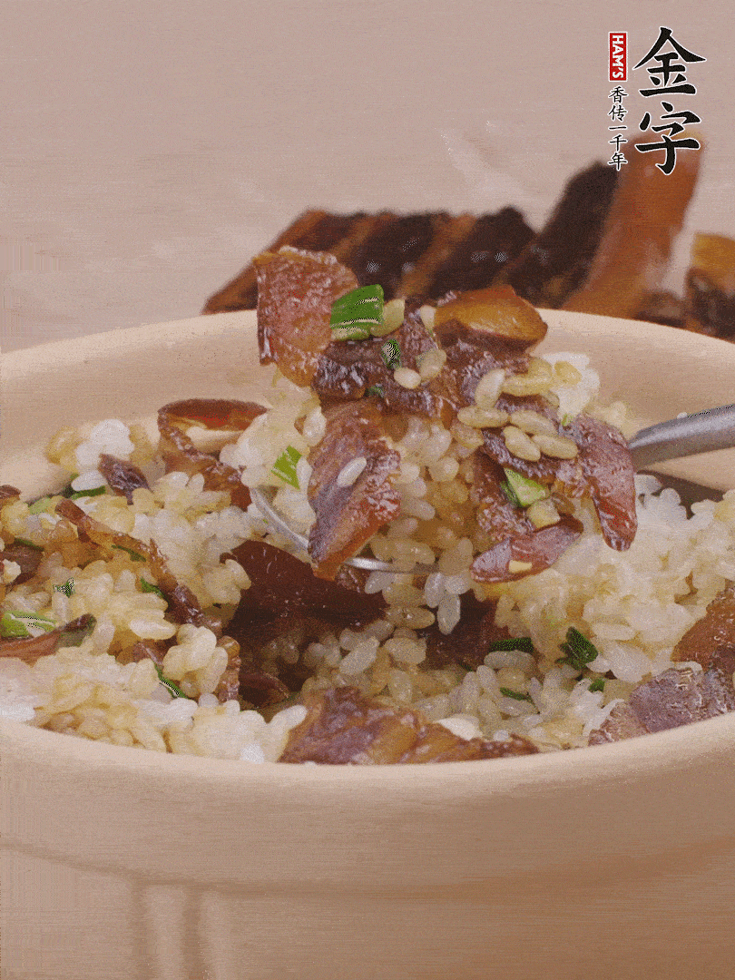 揭蓋后撒點(diǎn)蔥花裝飾，趁熱拌勻。