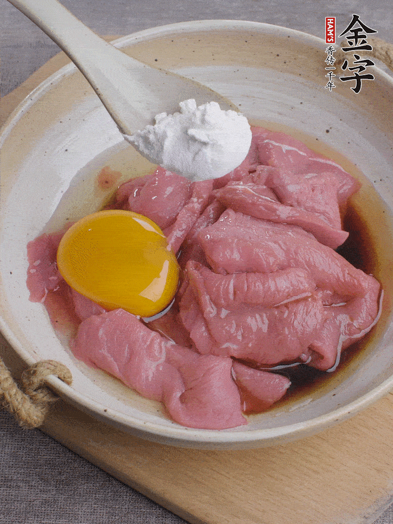 牛肉切片，雞蛋1個、水2勺、料酒1/2勺、生抽1/2勺、生粉1勺腌15分鐘。