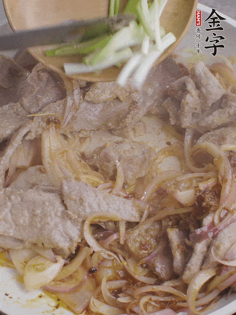 下牛肉、蔥段快炒。