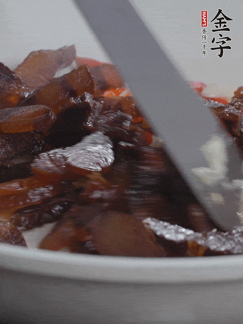 下醬油肉，煸出油脂。