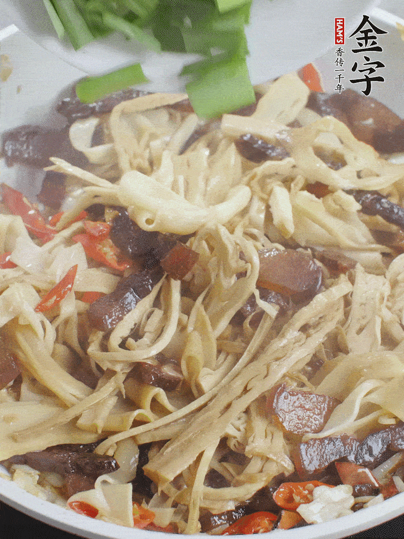 翻炒均勻，下蒜葉。