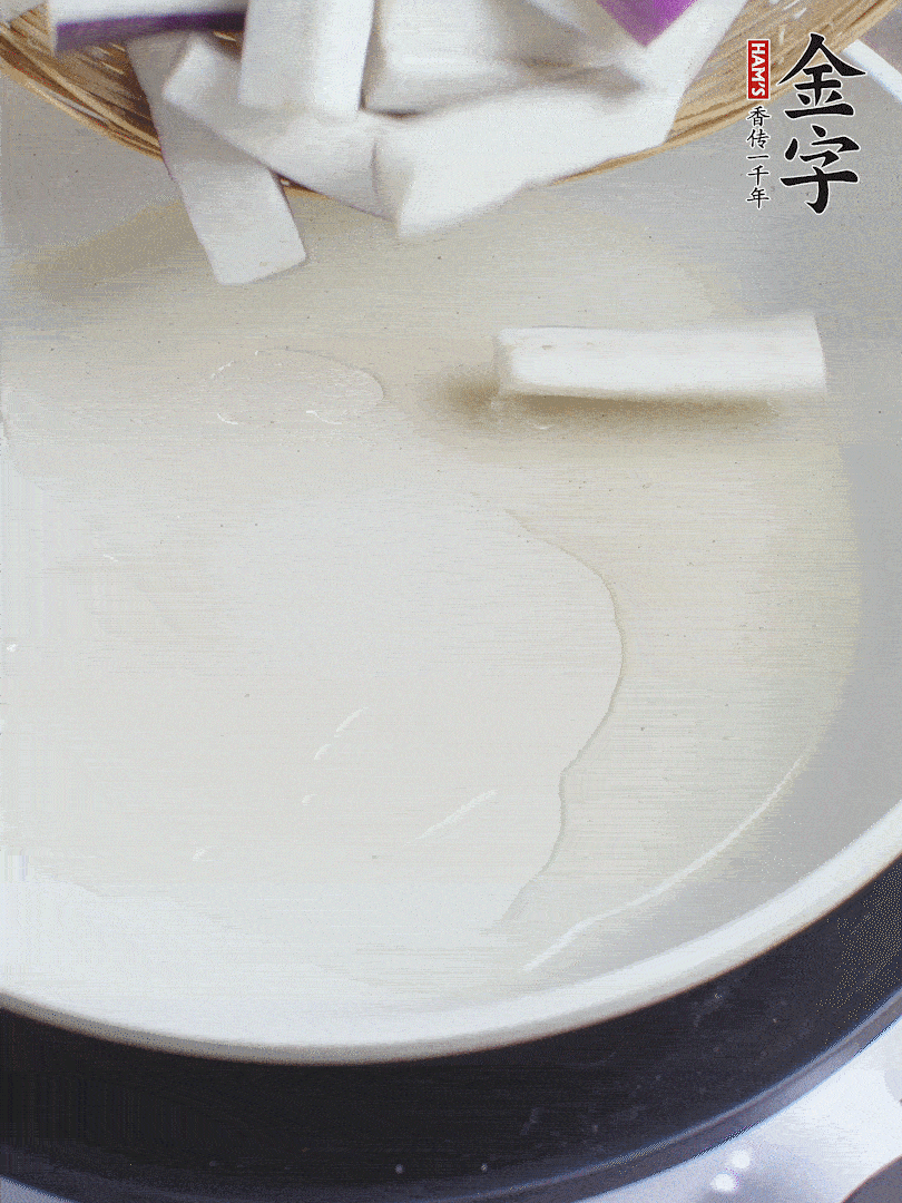 杭茄洗凈去蒂，縱向剖成4份，切成長(zhǎng)10cm左右的段。白洋蔥切絲?？谀⑾磧羧サ舯＜t椒切菱形片。