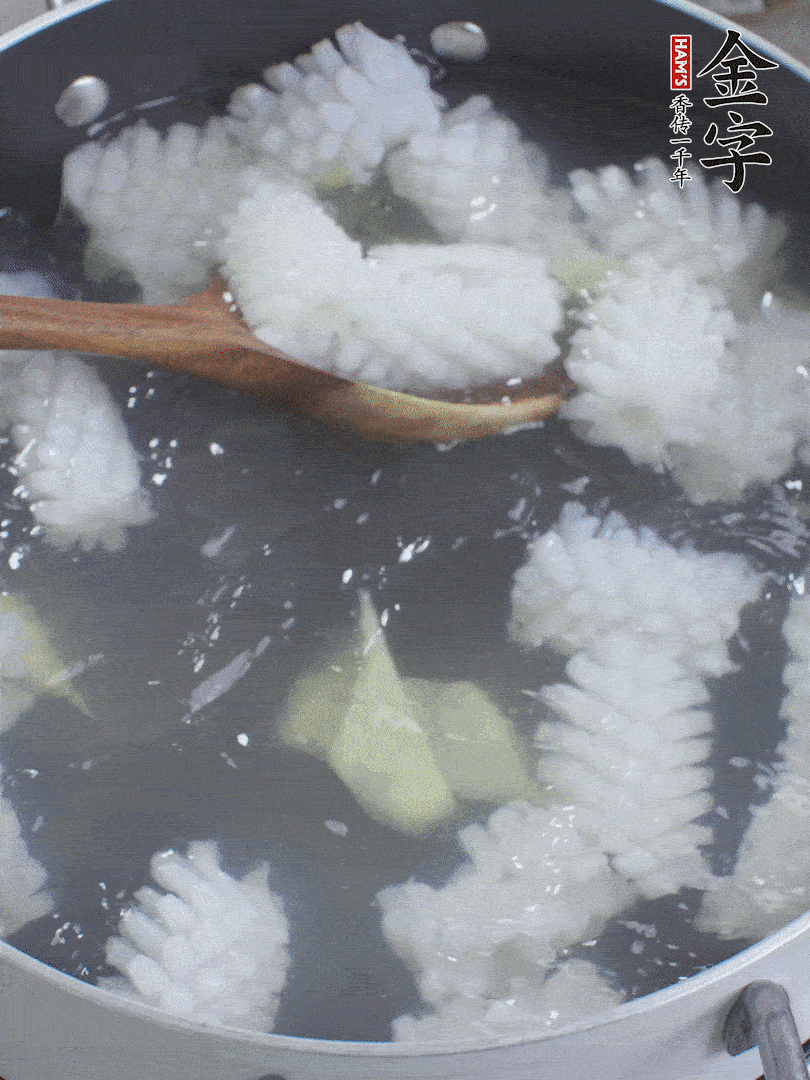 魷魚解凍后，加姜片、料酒汆燙30秒。