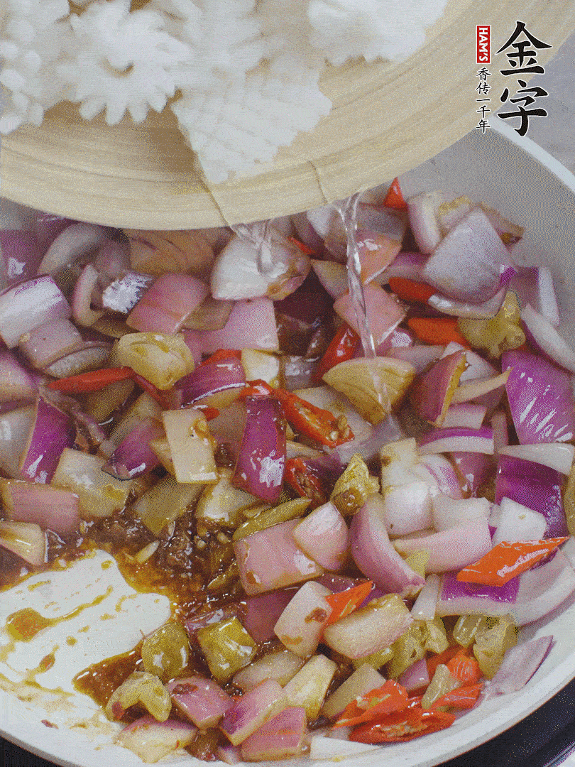 下魷魚花，2勺料酒炒勻。