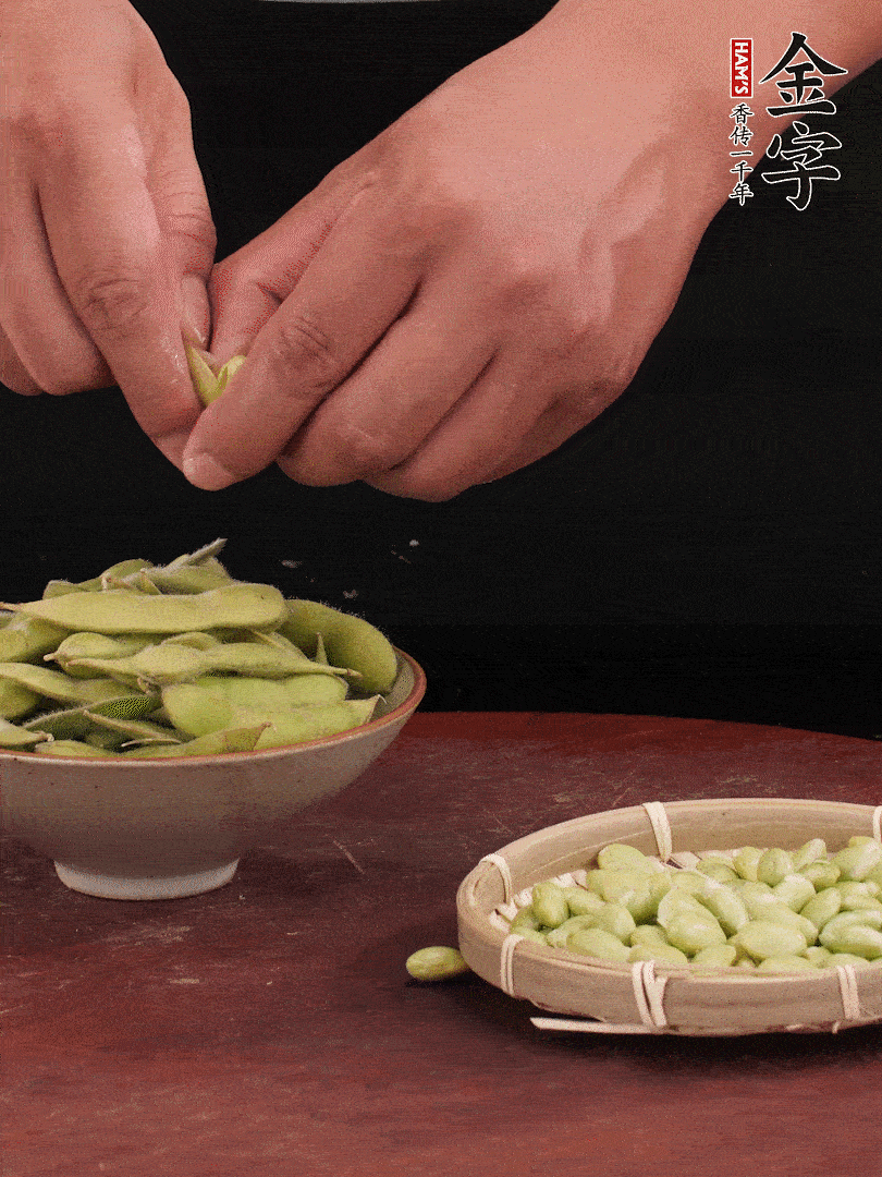 新鮮毛豆剝殼。