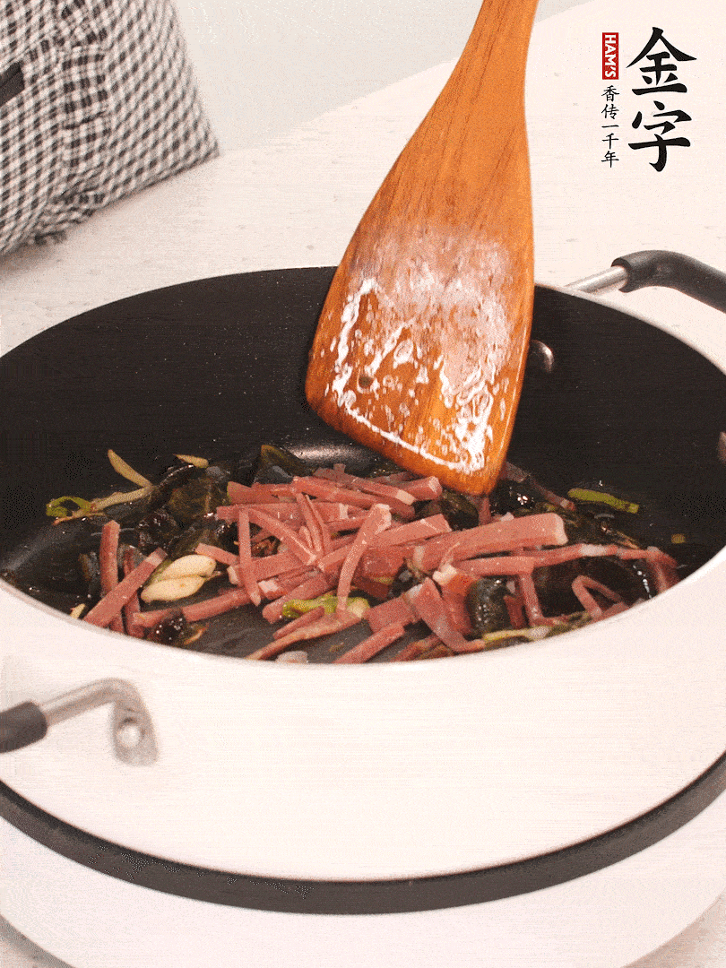 加入火腿煸炒一會(huì)，倒入開水燉煮15分鐘。