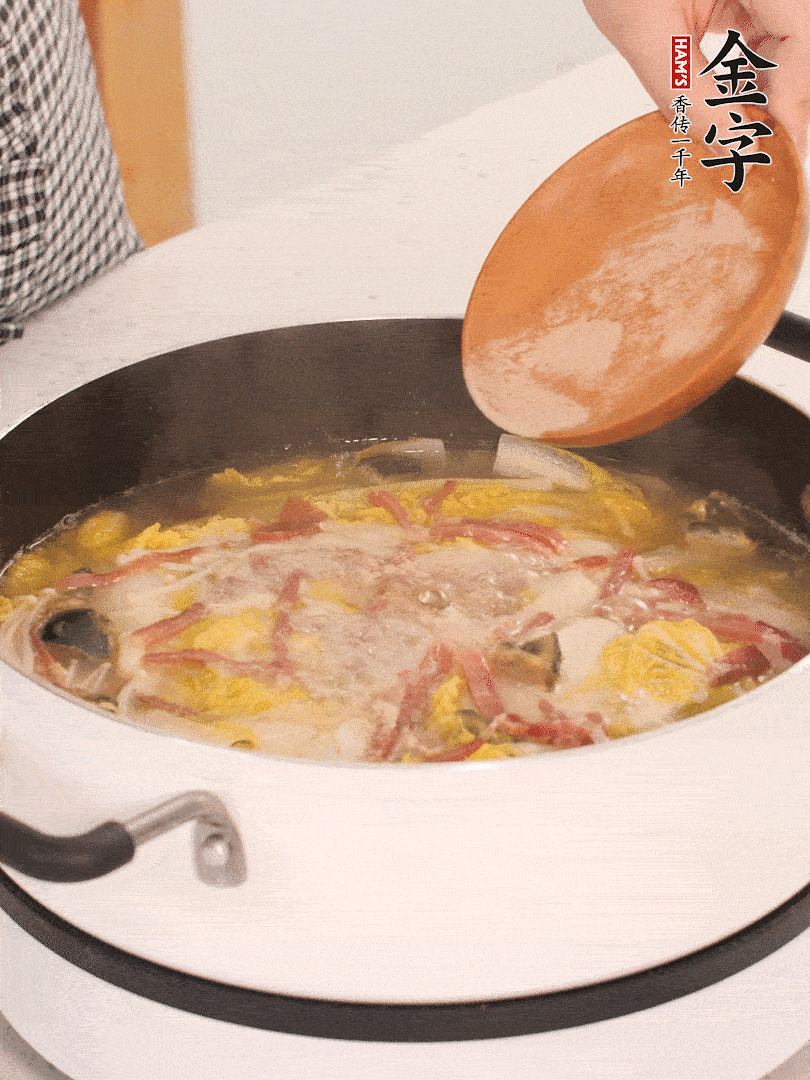 加適量的白胡椒調(diào)味。