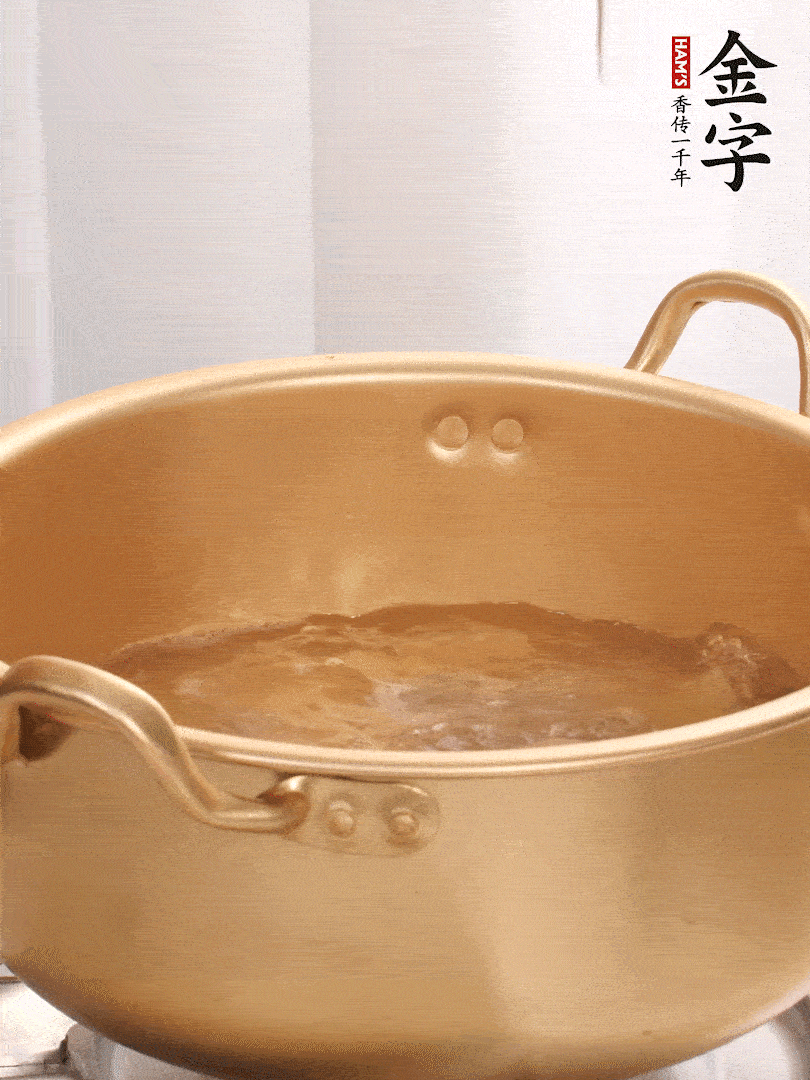 排骨加姜片、料酒，冷水下鍋焯水，撇去浮沫。