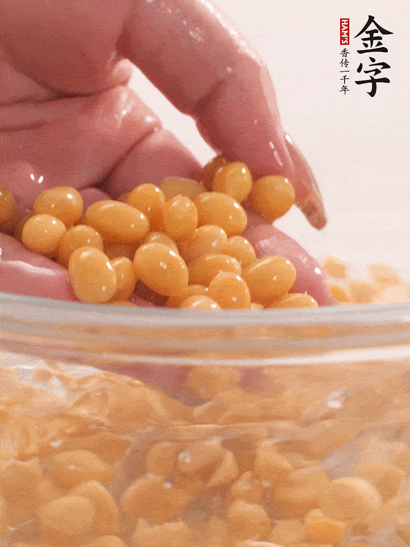 黃豆浸泡2小時(shí)，充分泡發(fā)，挑出干癟的不要。