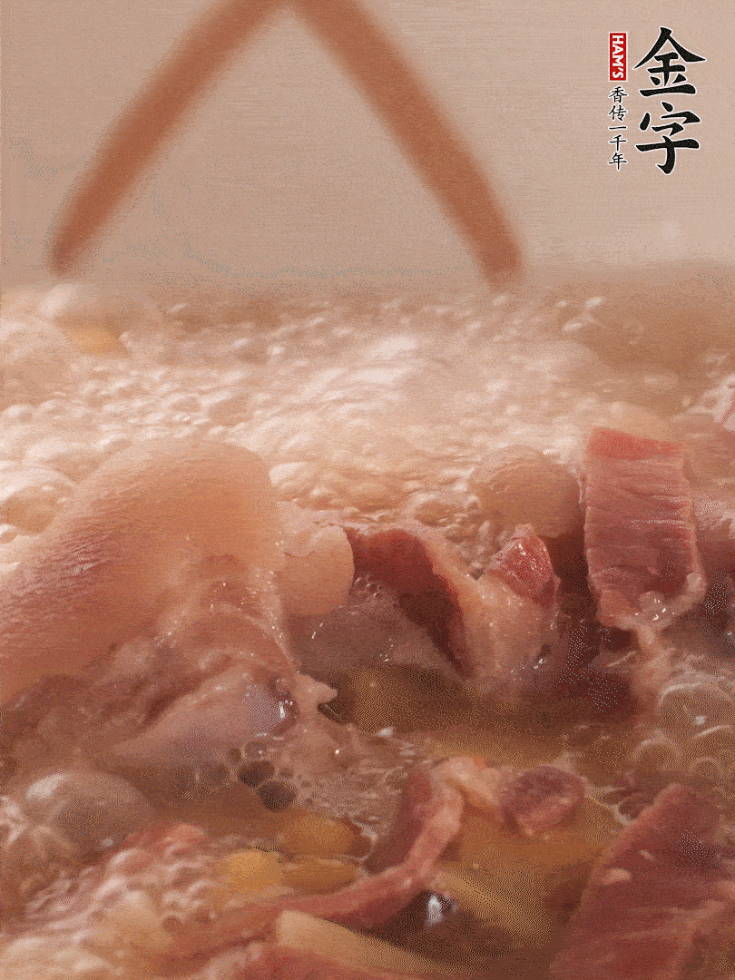 大火將水煮開后，蓋上鍋蓋，轉(zhuǎn)小火慢燉1個(gè)半小時(shí)。