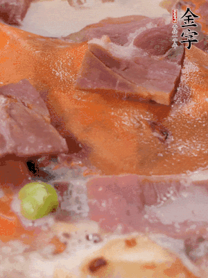 放適量料酒、清水煮到沸騰，再下蟹塊燜煮8分鐘。