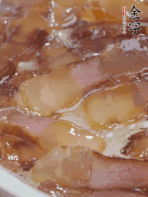 油5成熱，醬油肉煸香。