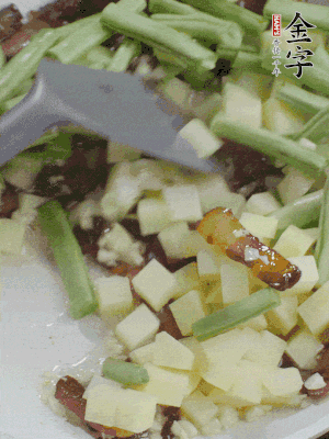 下蒜末、豆角、土豆塊翻炒。