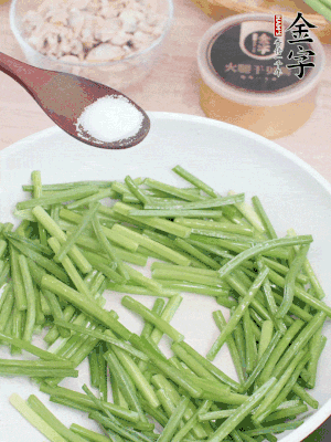 起鍋熱油，下韭菜苔炒至變色。加少許鹽。
