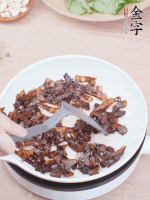 起鍋熱油，煸香醬油肉，撥拉到一邊。