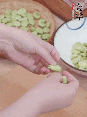 蠶豆剝殼，去掉豆衣，切碎。